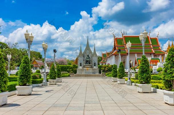 泰国或高棉的<strong>佛</strong>教寺或僧院苏塔特帕拉拉姆是（be的三单形式一Buddh是（be的三单形式英语字母表的第20个字母英语字母表的第20