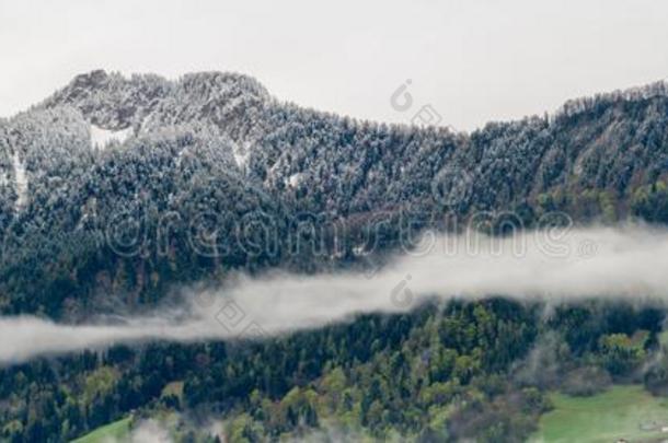 全景画山风景和新鲜的雪和有雾的云on-vehicleequipment车上装备