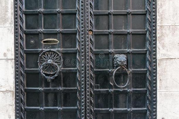 关闭着的老的金属门和铸造铁器格子框架和金属门h和