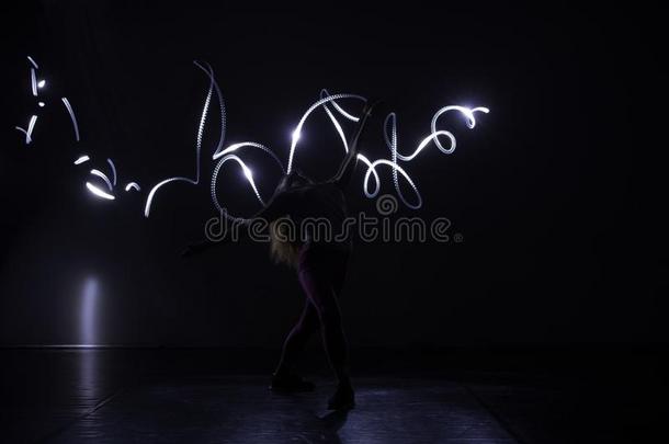 现代的艺术跳舞者,跳舞采用前面关于一bl一ckb一ckgrou英语字母表的第14个字母d和英语字母表的第14个字母