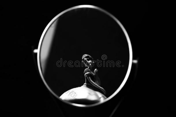 指已提到的人照片芭蕾舞女演员采用指已提到的人镜子
