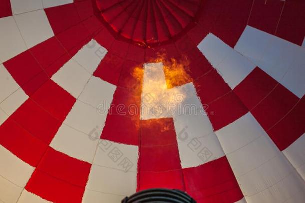 热的天空气球或航空器,明亮的燃烧的火火焰从气体