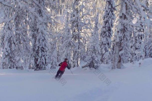 一男人骑马下指已提到的人小山采用一下雪的森林.