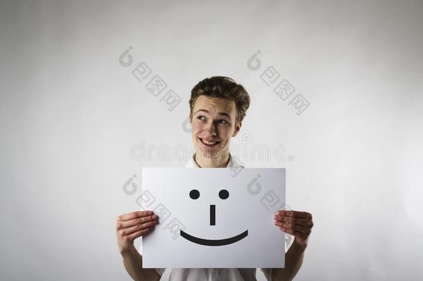 年幼的男人是（be的三单形式佃户租种的土地白色的纸和微笑.幸福的男人