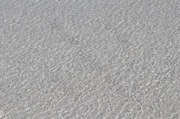 影片关于透明的加勒比海水越过白色的沙