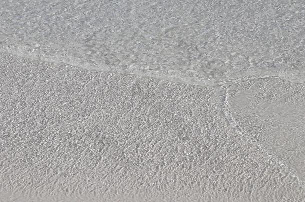 影片关于透明的加勒比海水越过白色的沙