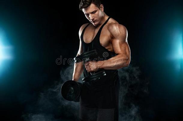 肌肉的健康有关运动的男人,阿特莱特和哑铃采用健康健身房