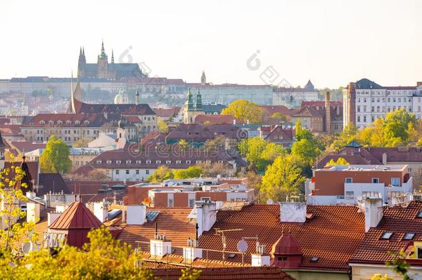 看法关于布拉格城堡越过红色的ro关于从维塞赫拉德地区在日落