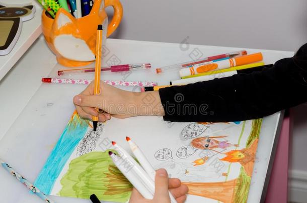 女学生绘画颜料一照片和一铅笔