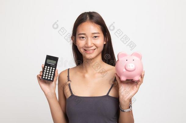 亚洲人女人和<strong>计算器</strong>和<strong>小</strong>猪银行