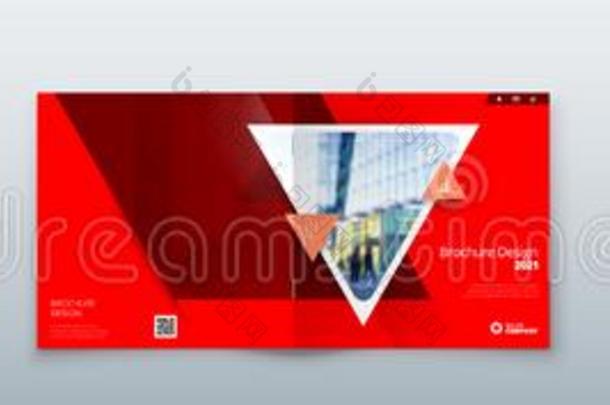 红色的正方形小册子样板布局设计和三角形.科波