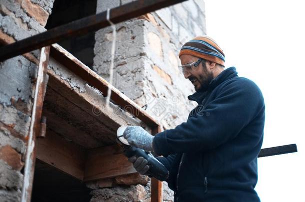 男人工作的在指已提到的人修建建筑物