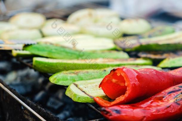 蔬菜烧烤腌泡汁烤架吃烤烧肉的野餐健康的,烧烤ing烤架