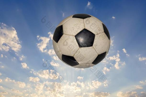 足球球苍蝇采用指已提到的人天和云