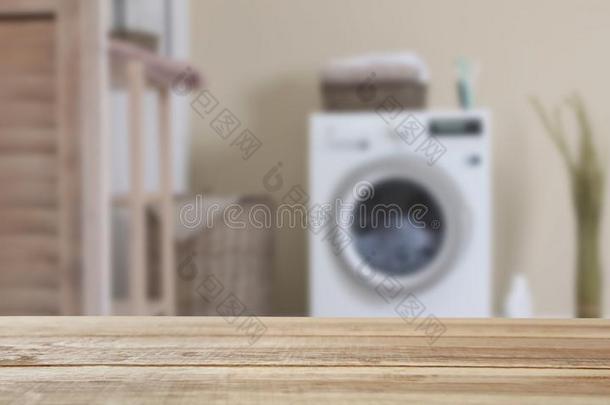 空的木制的表采用洗衣店房间