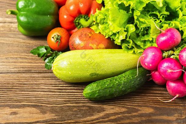 新鲜的蔬菜束绿叶蔬菜向木制的背景.素食主义者