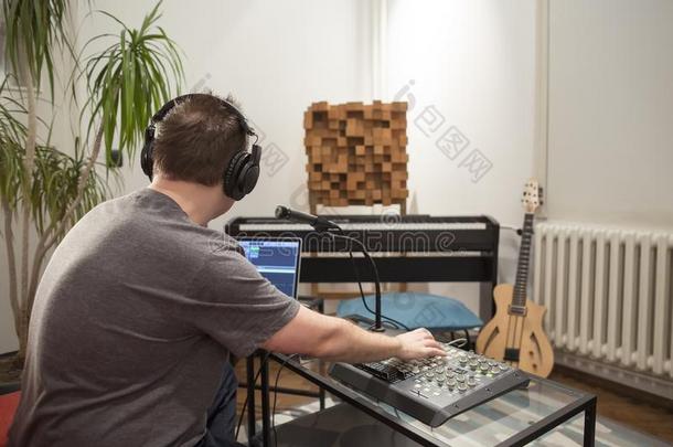 音乐家演奏中长裙键盘采用家音乐工作室