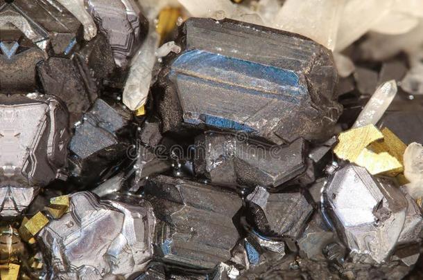 详述关于石英磁铁矿和黄铁矿结晶