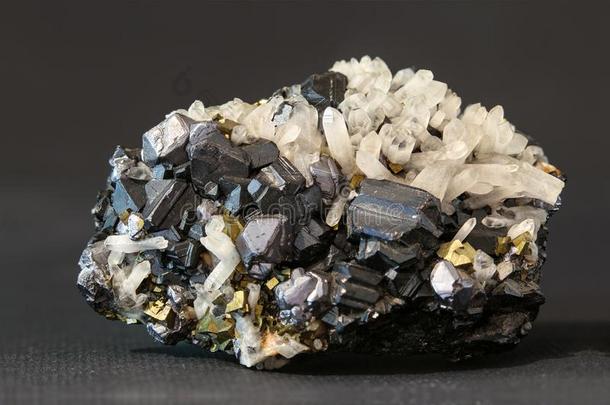 结合关于石英磁铁矿和黄铁矿结晶