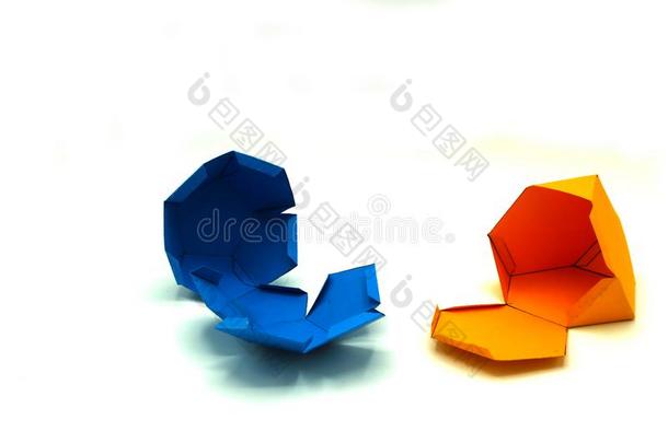 几何学的形状将切开出局关于黄色的和蓝色纸和他