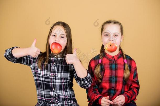 女儿朋友吃苹果<strong>快餐</strong>在期间令人轻松的.学校<strong>快餐</strong>自负