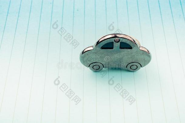 小的金属汽车模型向有衬里的纸