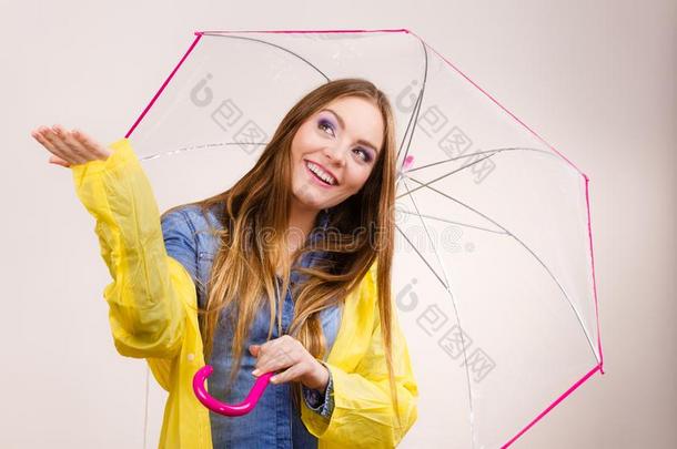 女人采用ra采用proof上衣和雨伞.Forecast采用g