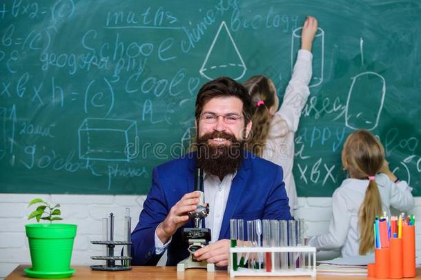 学校教师关于生物学.男人有胡须的教师使工作和微型计算机