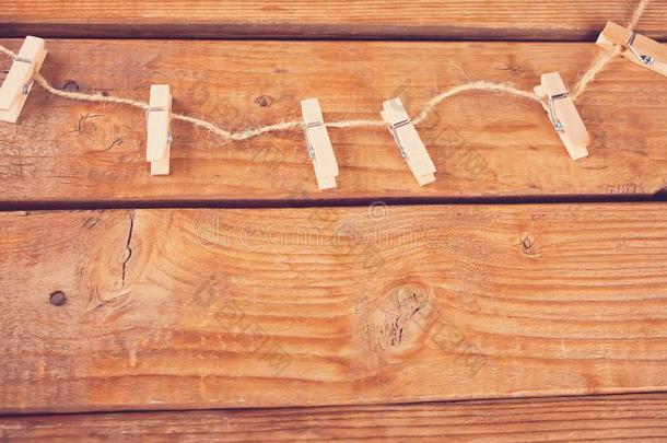 晒衣绳上夹衣服之夹子向粗绳和空的木制的木板背景.复制品休闲健身中心