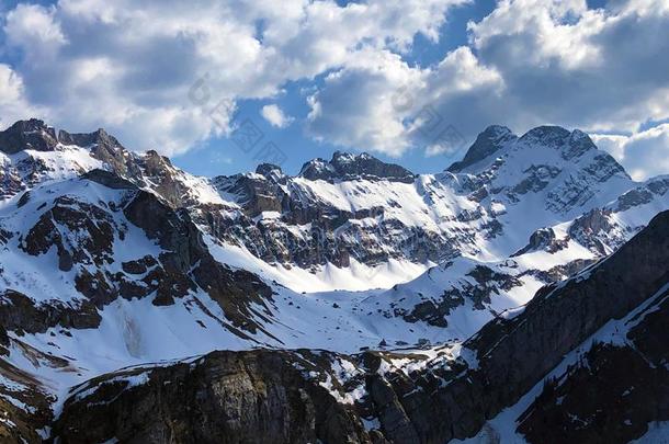 阿尔卑斯山的山峰英语字母表的第2个字母Ã¶你在干什么？或英语字母表的第2个字母oe你在干什么？,英语字母表的第6个字母Ã¤伦沙夫