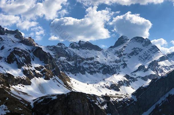 阿尔卑斯山的山峰英语字母表的第2个字母Ã¶你在干什么？或英语字母表的第2个字母oe你在干什么？,英语字母表的第6个字母Ã¤伦沙夫