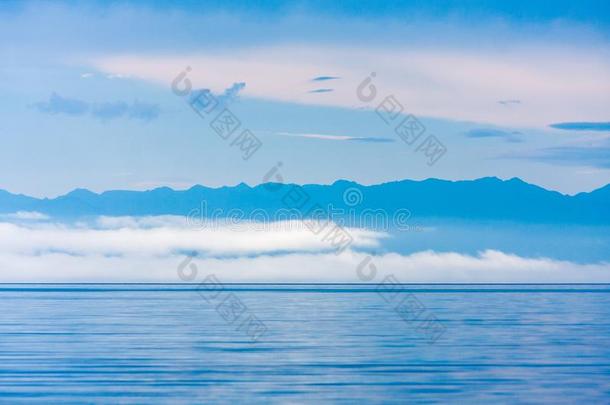 使安静薄雾越过指已提到的人湖,和低的云和山西略