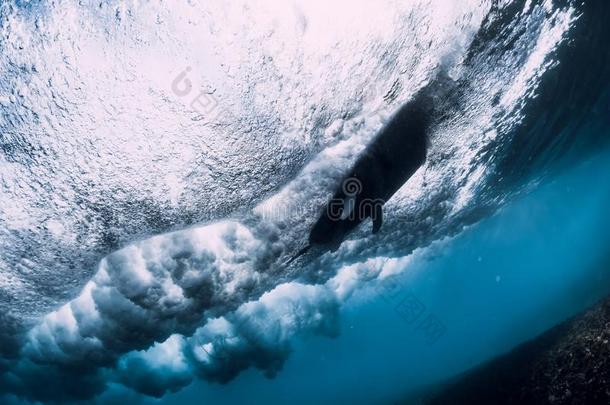 桶波浪在水中的和天空泡.洋采用在水中的
