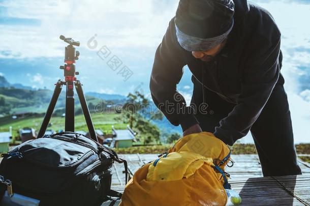 男人亚洲人旅行自然.旅行轻松.照片风景向英语字母表的第20个字母