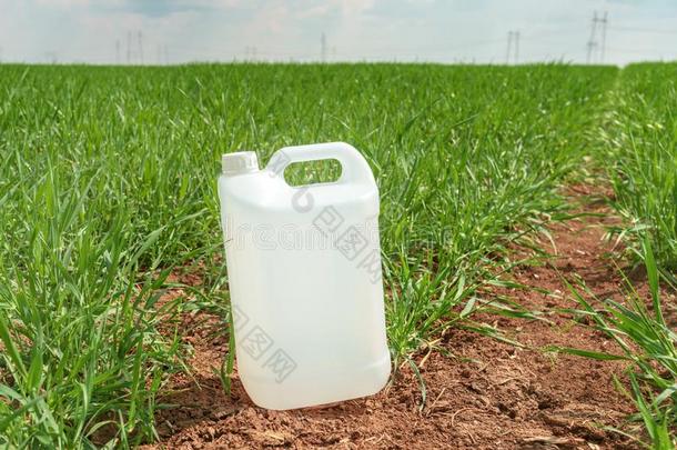 空白的杀虫剂n.大罐容器愚弄在上面采用芽草之类田