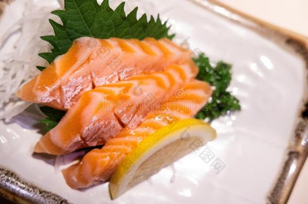 新鲜的鲑鱼<strong>肚子</strong>生鱼片serve的过去式向镀金的采用日本人雷托拉