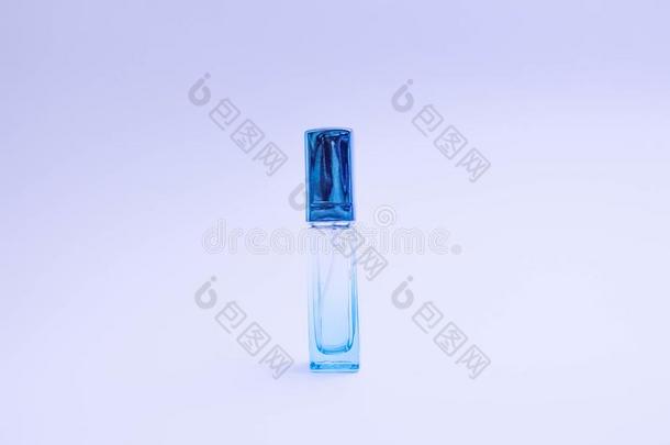 玻璃瓶子关于香水向白色的背景.粉红色的,蓝色,绿色的,