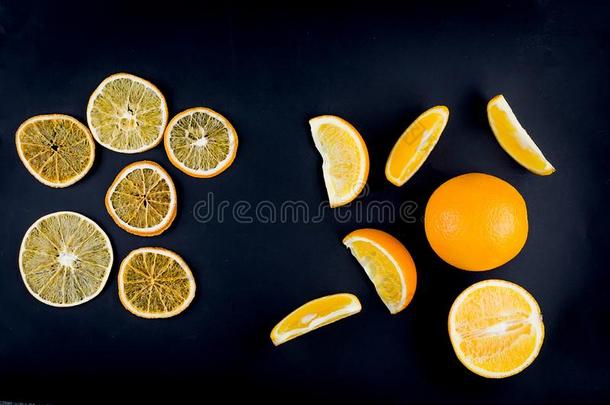 干燥的和生的刨切的橙向黑暗的<strong>背景</strong>