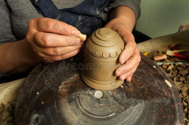 用手的生产关于陶器的物料项目依照向老的烹饪法