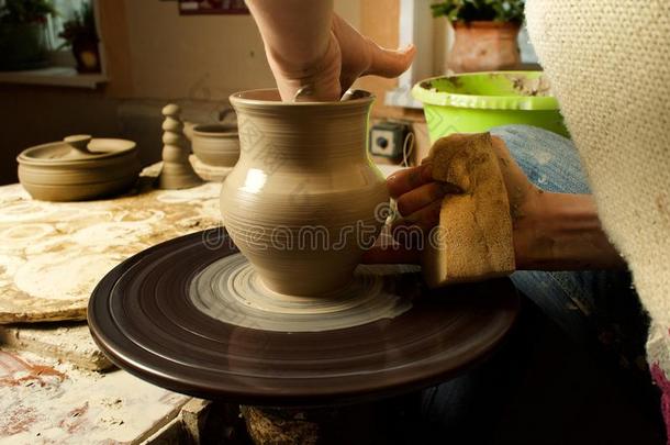 用手的生产关于陶器的物料项目依照向老的烹饪法