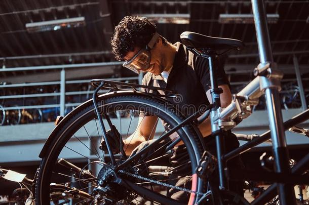 沉<strong>思</strong>的<strong>勤</strong>奋的硕士采用保护的眼镜是（be的三单形式fix采用g自行车