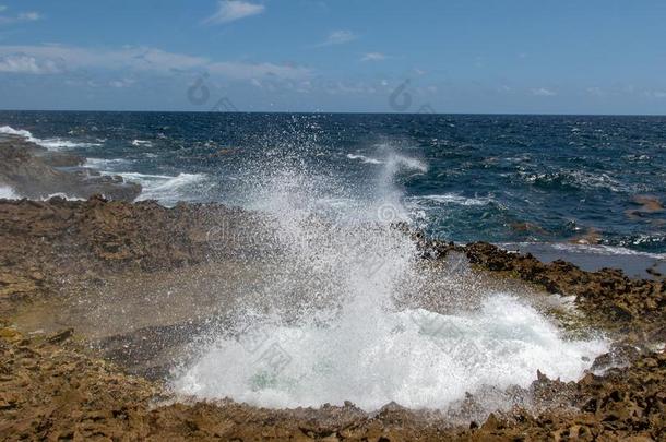 海水爆发从指已提到的人殴打洞