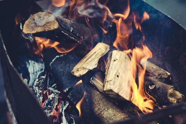 燃烧的木炭向木炭烧烤/燃烧的木柴采用烤架