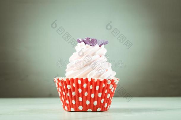 粉红色的纸杯蛋糕采用一红色的b一sket/粉红色的纸杯蛋糕采用一红色的b一sket,选择