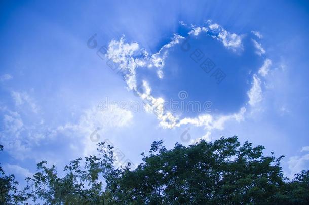 蓝色天和云,松软的白色的云向天空清楚的蓝色天wickets三柱门