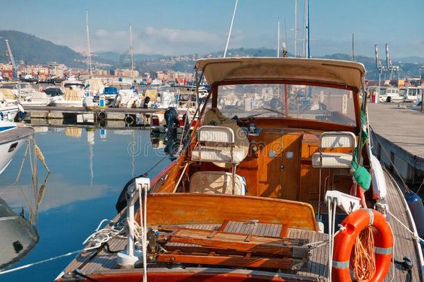 酿酒的老的木材船采用海港关于利古里亚人海岸向背景