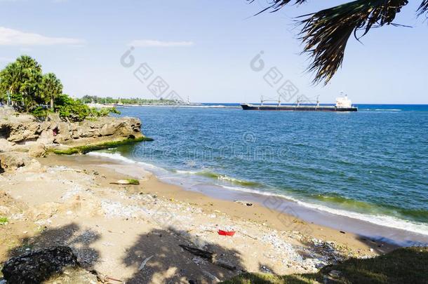 海滩把弄脏在旁边垃圾,整形外科和废水采用指已提到的人IvoryCoast象牙海岸