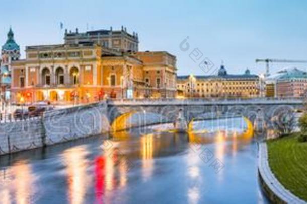 斯德哥尔摩城市中心和王国的瑞典的歌剧在黎明,Swede瑞典人