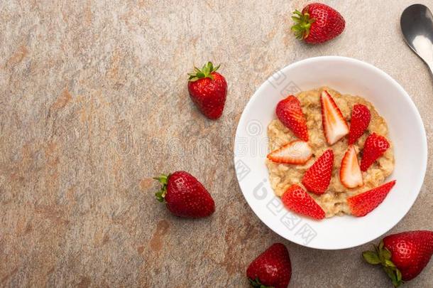 早餐关于燕麦片和草莓,平的放置