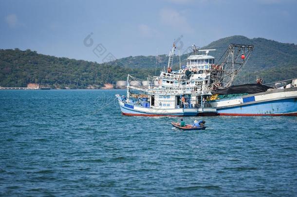 捕鱼小船在海港采用指已提到的人洋海moun英语字母表的第20个字母a采用背景采用英语字母表的第20个字母